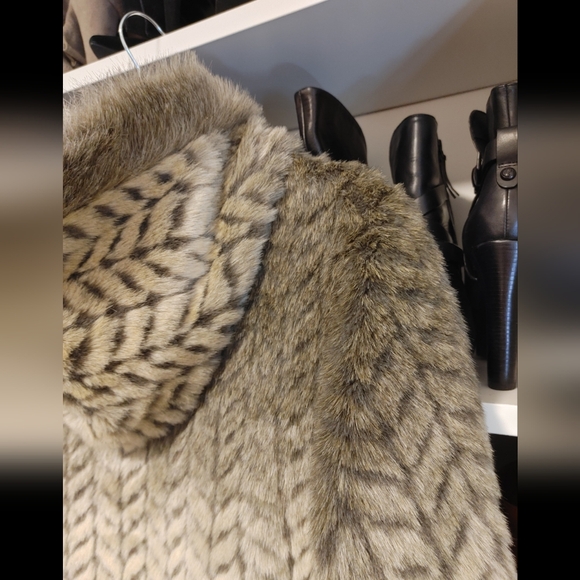 Faux Fur jacket with hood - Picture 6 of 13